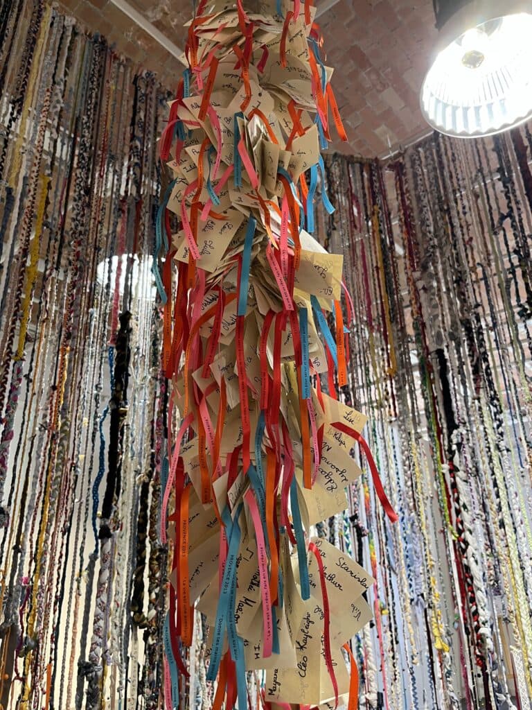 2 500 élèves font des tresses : c’est Marseille Bébé !