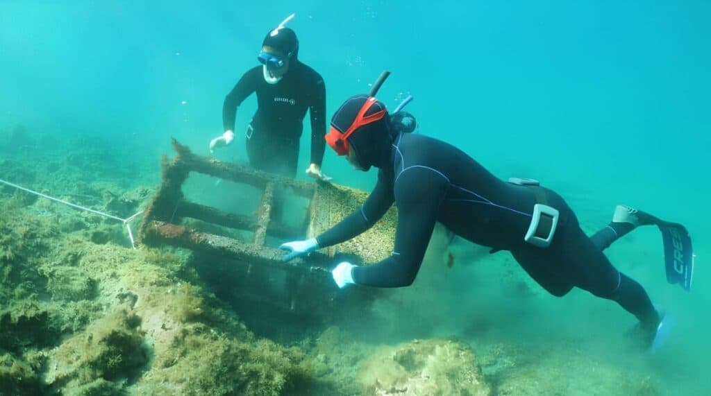 À Marseille, des apnéistes nettoient les fonds marins