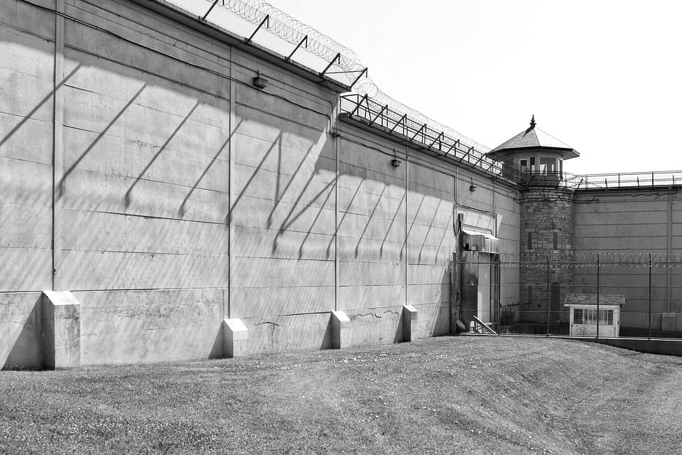 Accompagner les sortants de prison vers un toit et des droits