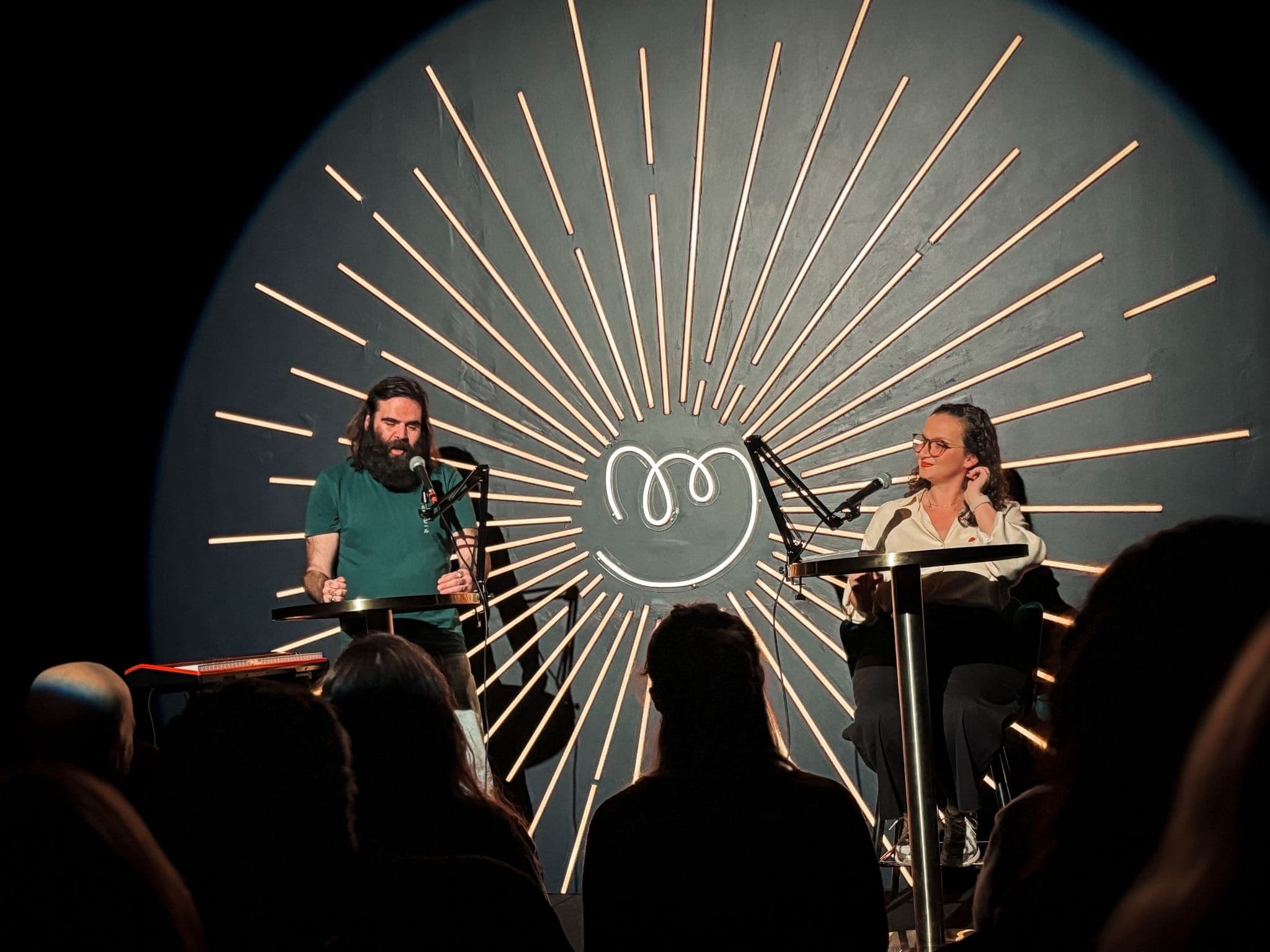 Stand-up : quand le rire répare l’intime et le collectif