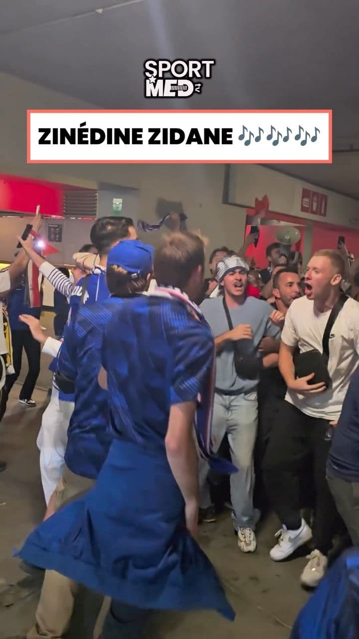 LA-LA-LA… LA-LA… LA-LAAAAAA ! ZIIIIINÉDINE ZIDAAAAANE 🎶😍😍💙🤍❤️
🎥 Merci à...