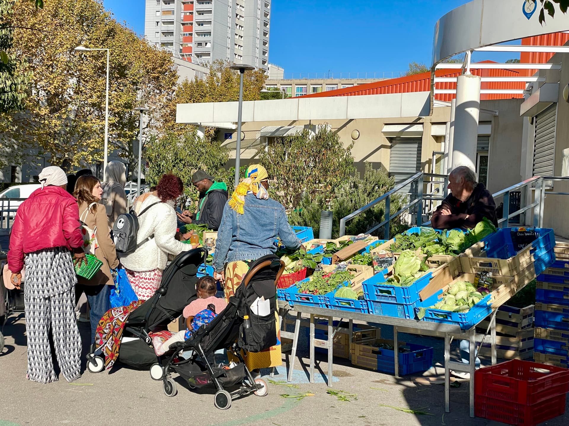 Précarités alimentaires : un marché bio et local au pied d’une cité